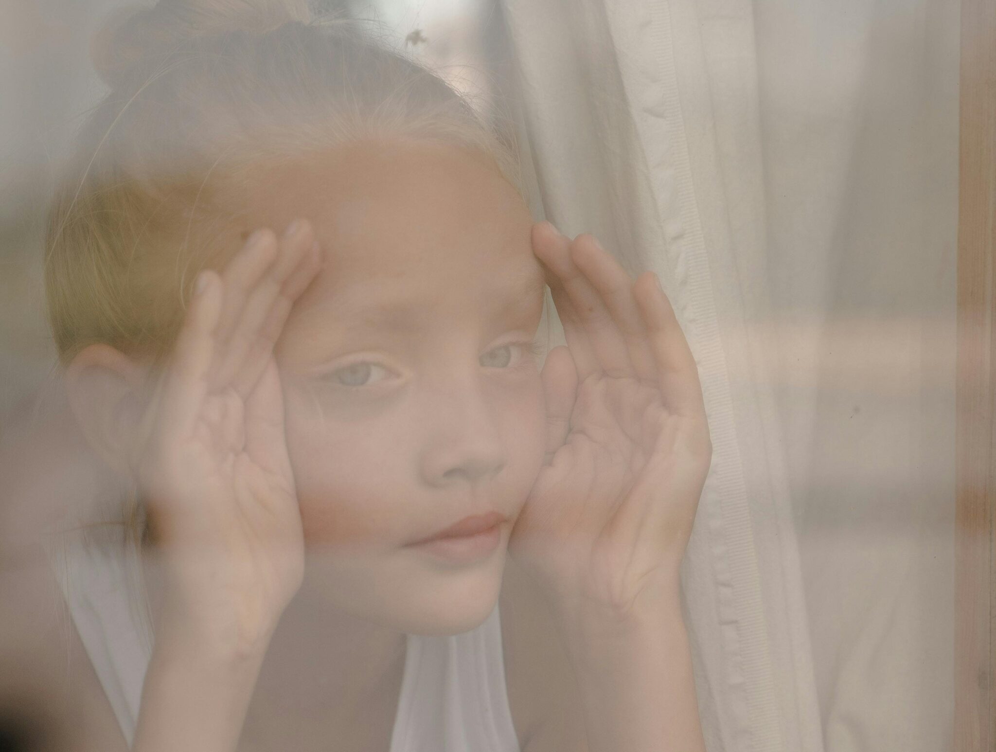 Elle jette sa petite sœur par la fenêtre