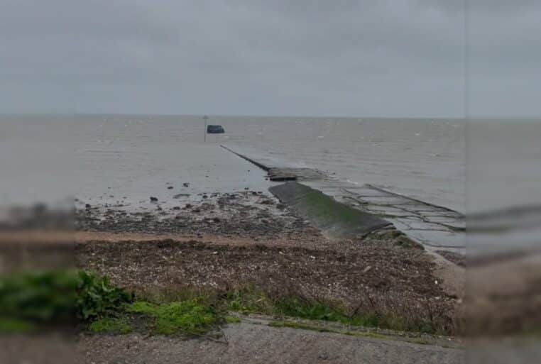 Passage submersible vers la mer avec une voiture immobilisée au loin (Crédit BBC)