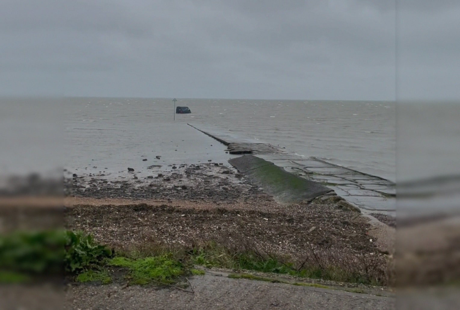 Passage submersible vers la mer avec une voiture immobilisée au loin (Crédit BBC)