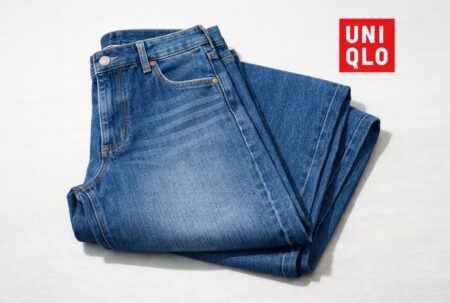 Jean large Uniqlo bleu plié sur fond clair, avec le logo Uniqlo en haut à droite.