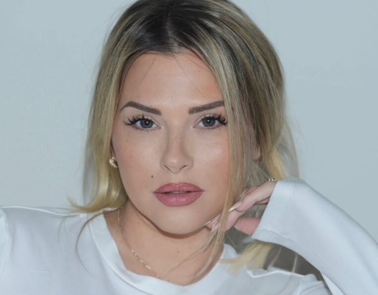 Kelly Vedovelli enceinte