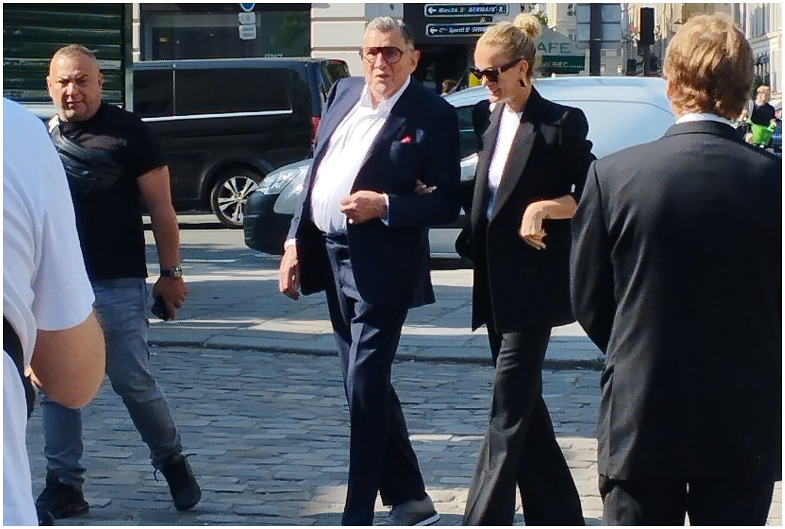 Laeticia Hallyday marchant dans une rue à Paris, en 2025.