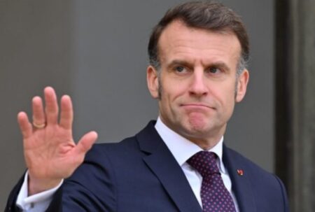 Emmanuel Macron salue de la main lors d’une apparition officielle.