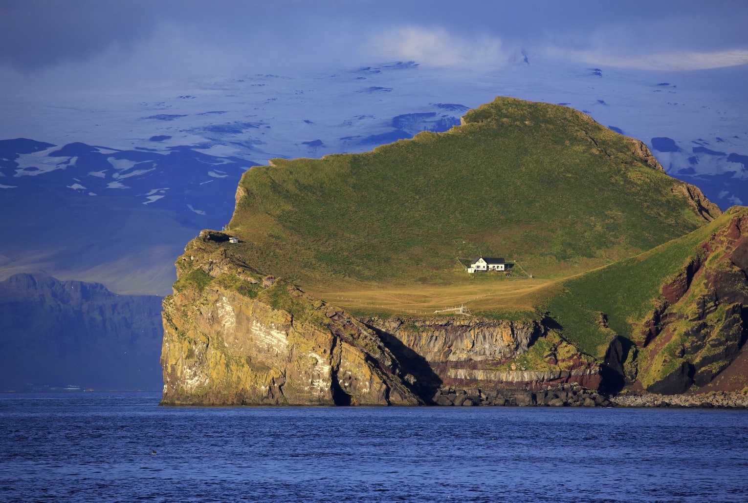 La maison la plus isolée du monde sur l’île d’Elliðaey, au large de l’Islande, posée au bord des falaises face à l’océan.