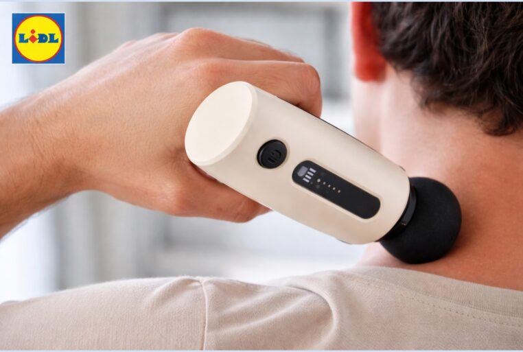 Pistolet de massage Lidl crème utilisé sur l’épaule, avec logo Lidl et affichage LED visible.