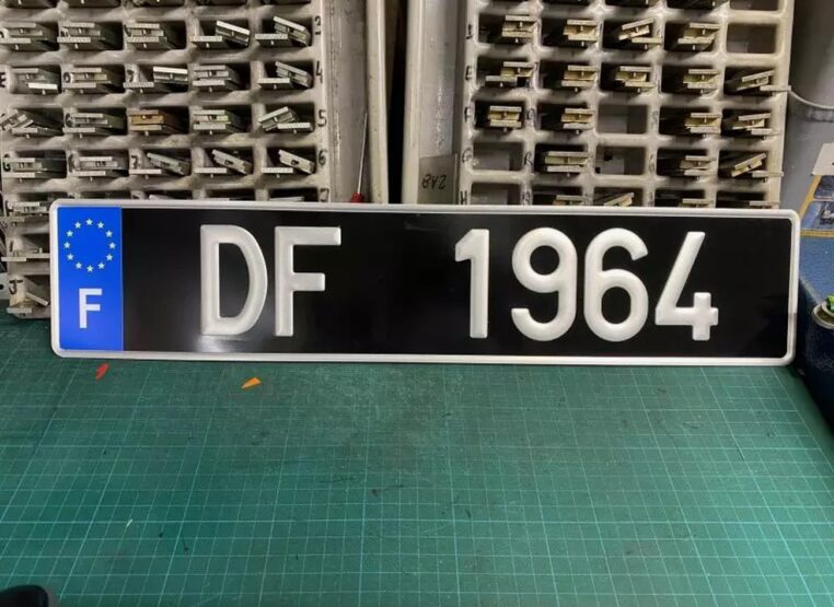 Plaques d'immatriculation : que signifient les lettres "DF"