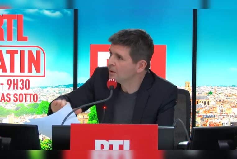 Plateau RTL Matin en studio, micro RTL au premier plan.