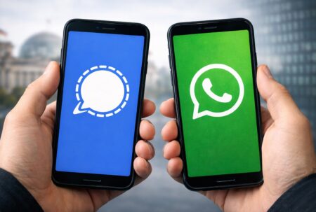 Deux smartphones affichant les logos Signal et WhatsApp, côte à côte