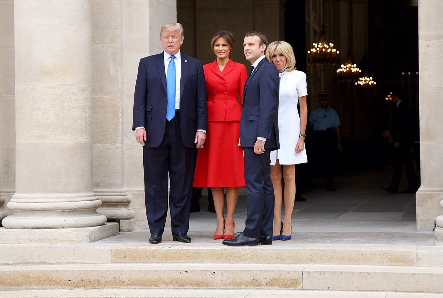 Donald Trump et Brigitte Macron posent avec Emmanuel Macron et Melania Trump à Paris, juillet 2017.