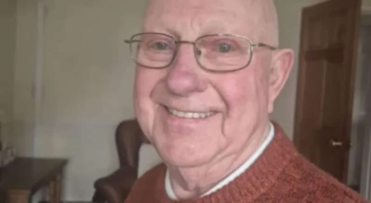 Bob Leigh veuf fete son anniversair etout seul