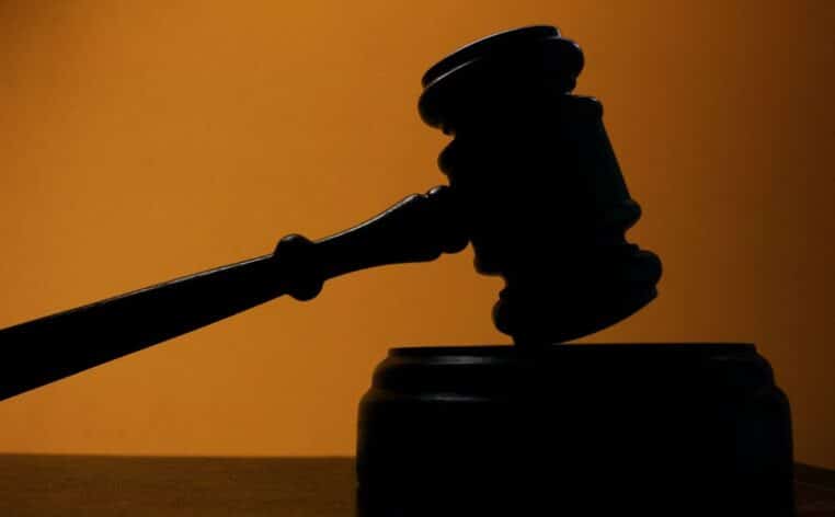 violence garçon adolescent frappé ministre de la Santé