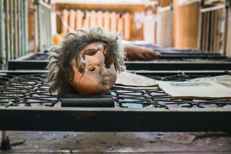 doll head on bed frame