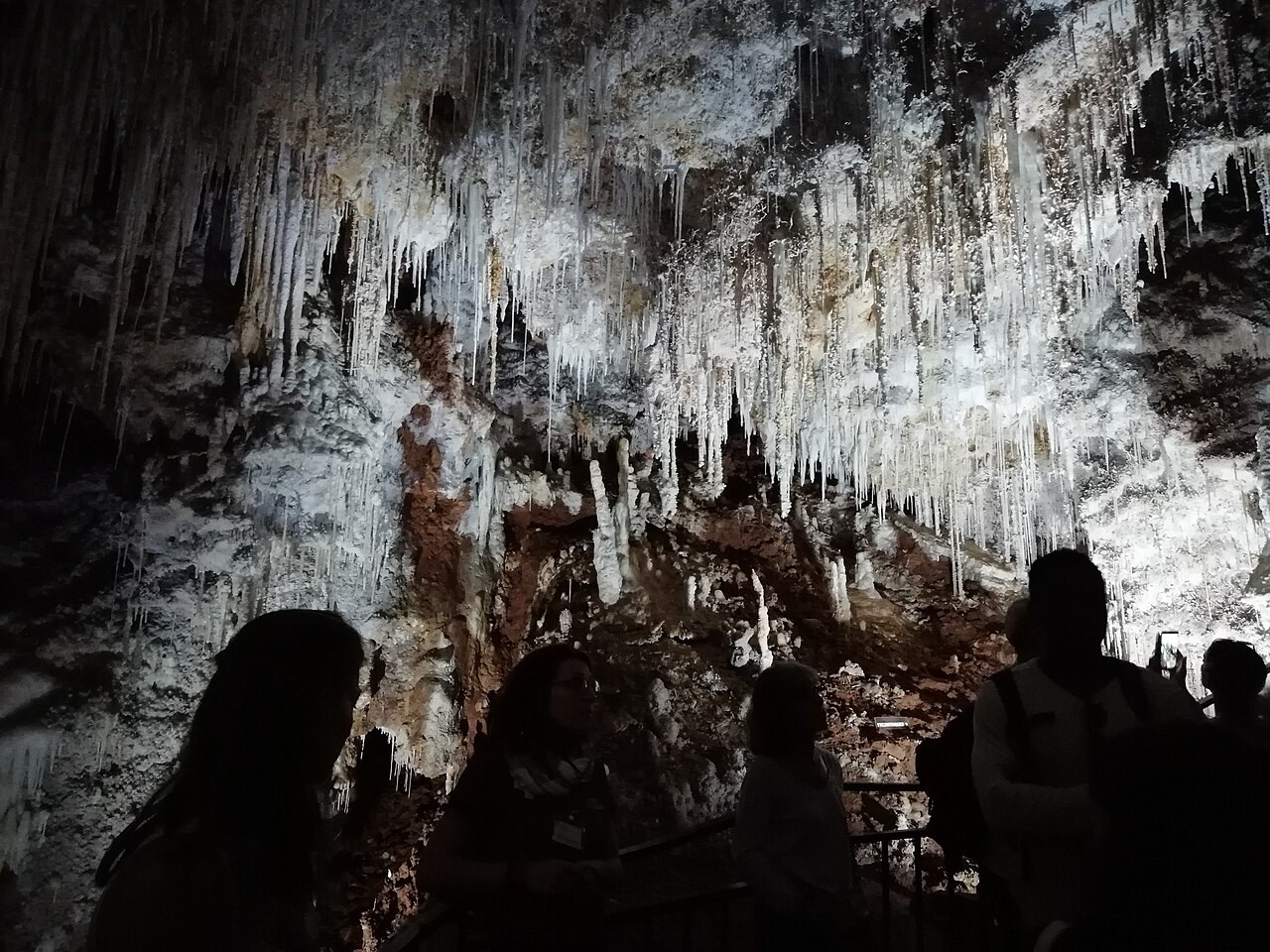 Intérieur de la Grotte de la Salamandre et ses concrétions spectaculaires
