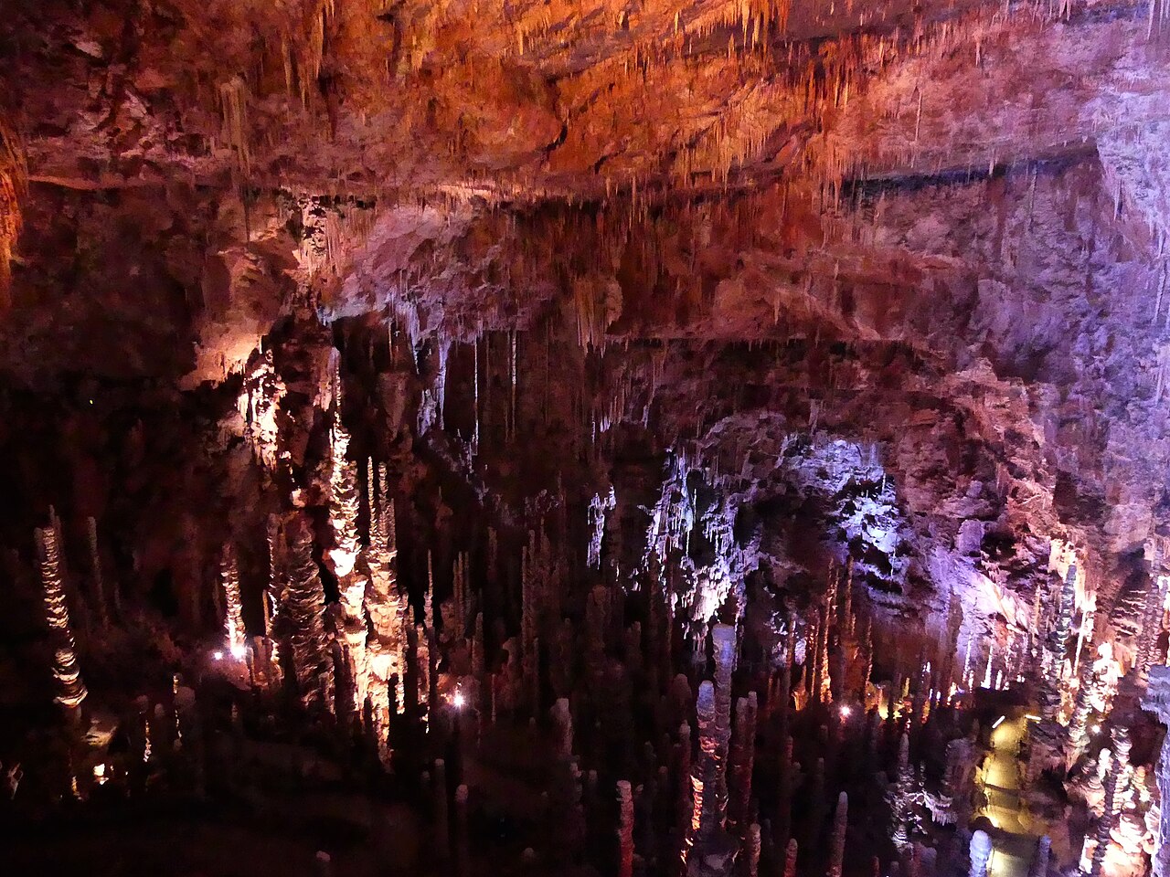 Salle souterraine aux stalagmites géantes