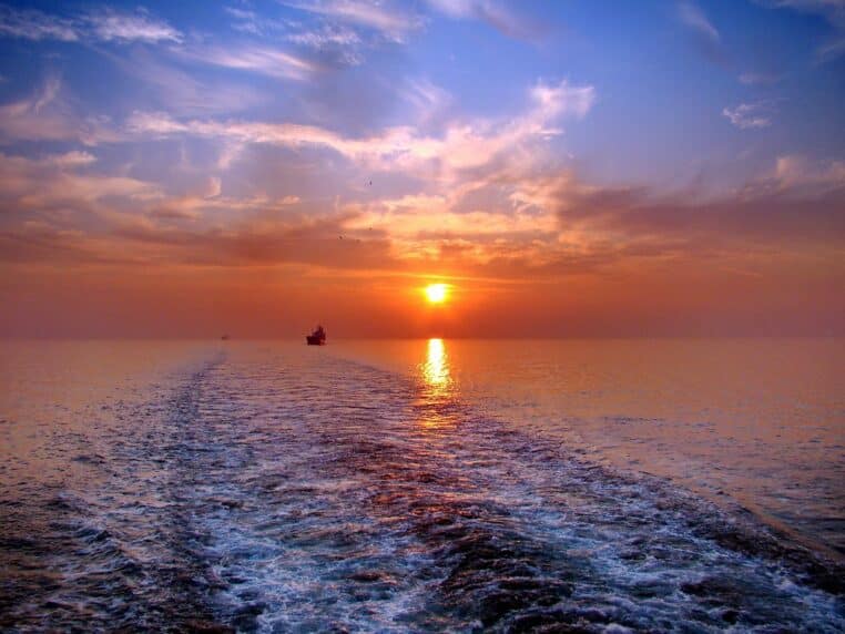 sunset, atlantic, the wake, to the east, ocean, sun, wave, spray, ripple, reflection, east, coucher du soleil, de l'atlantique, sillage, à l'est, l'océan, nature, le soleil, les vagues, le coucher du soleil, pulvérisation, ondulation, réflexion, en direction est, wake, waves, splashes, ripples, course to the east