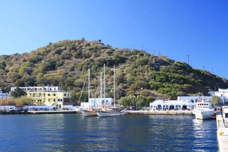 Port de Mandraki sur Nísyros, point d’entrée paisible de cette île grecque loin des foules