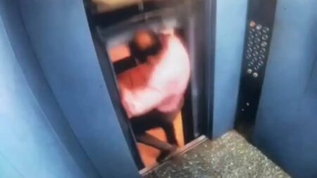 Homme Ascenseur Accident