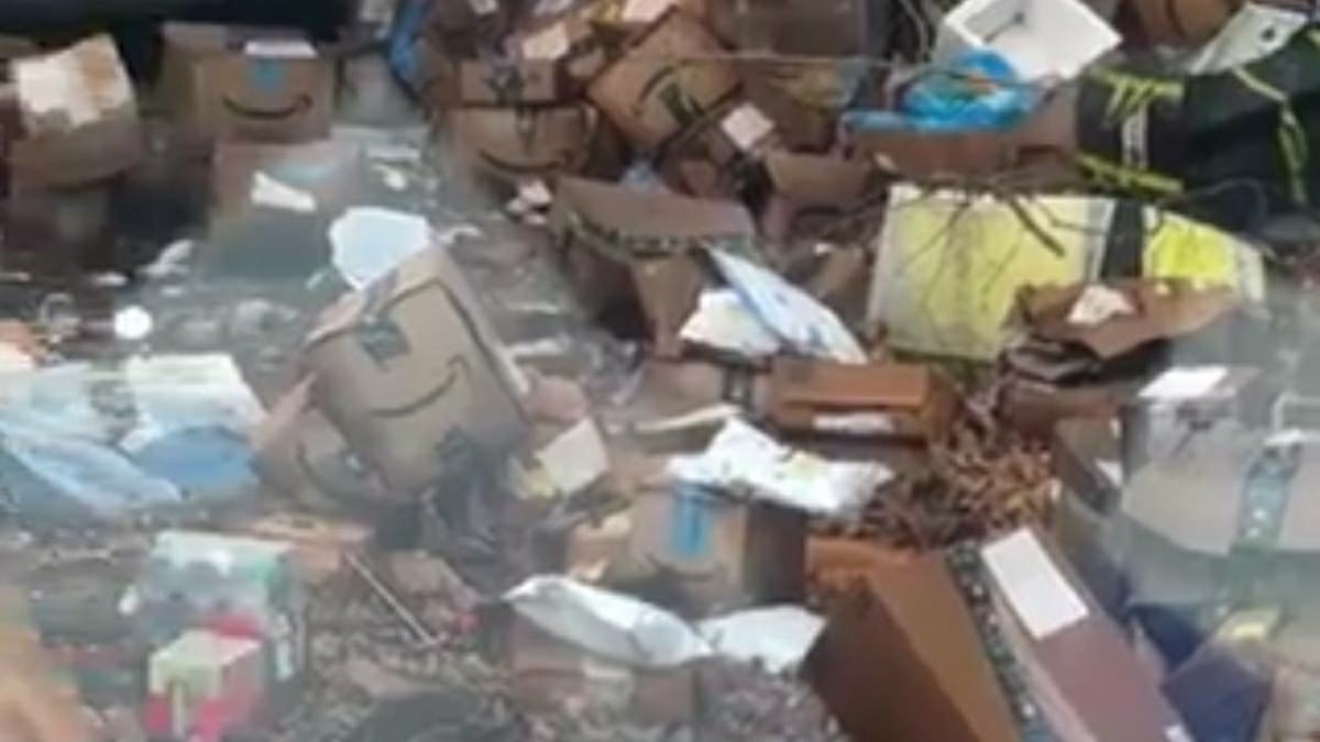 Livreur Voiture Colis Entasses