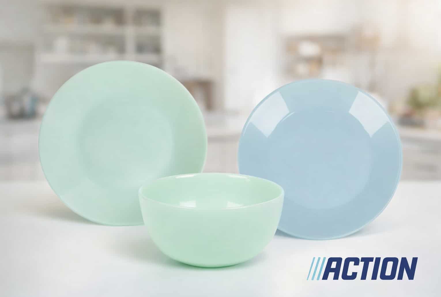 Assiette Action en verre bleu glacé et vaisselle pastel tendance 2026 dans une cuisine