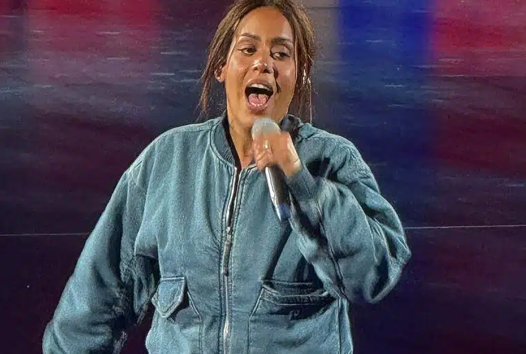 Amel Bent sur scène lors d’un showcase à Paris en 2025