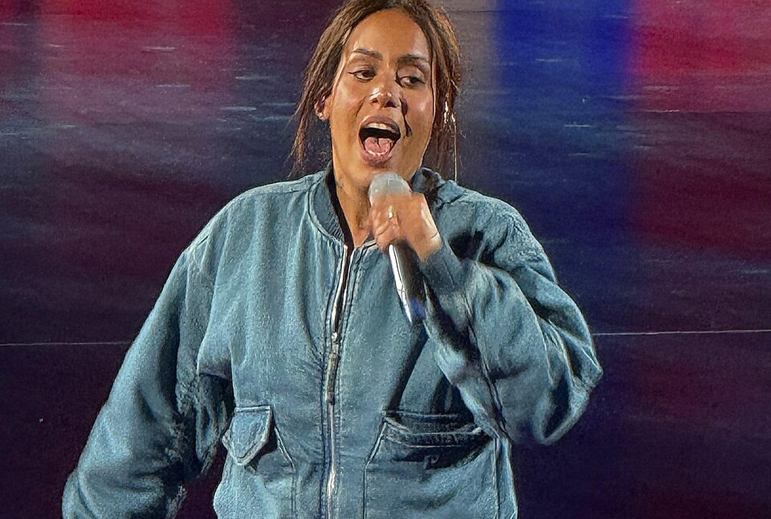 Amel Bent sur scène lors d’un showcase à Paris en 2025