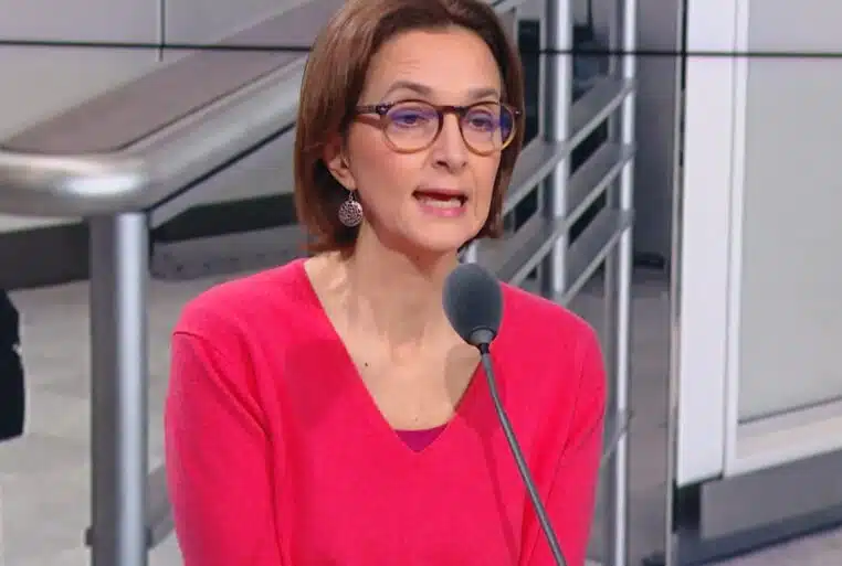 Barbara Lefebvre au micro de RMC lors d’une séquence sur le rapatriement des Français bloqués