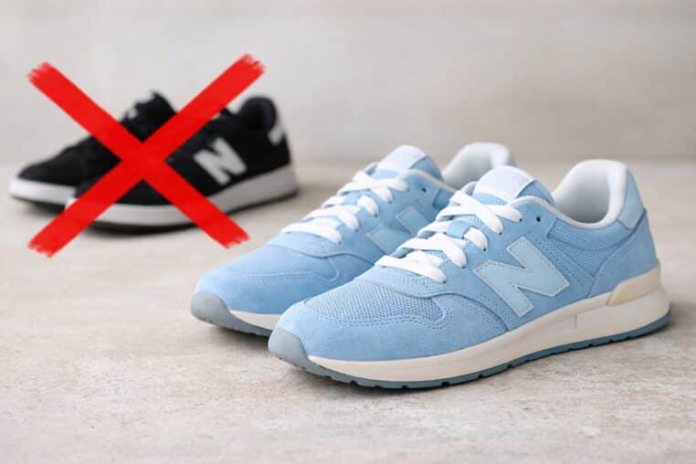 Baskets bleu ciel mises en avant au premier plan, avec une paire noire barrée en retrait pour illustrer la tendance 2026