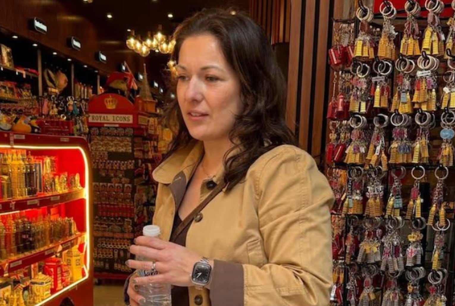 Brittany Balinski dans un commerce, illustration de son mode de vie pieds nus qui relance le débat sur les chaussures