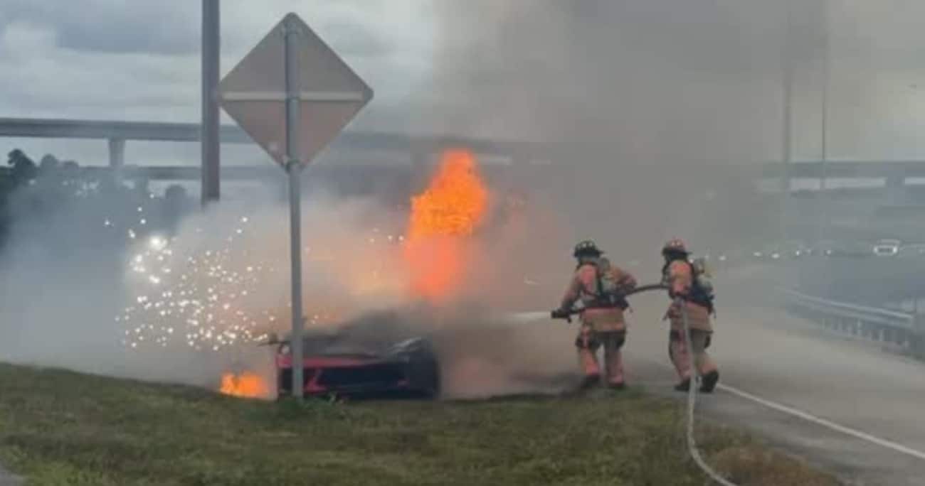 Sa Corvette prend feu sur l'autoroute