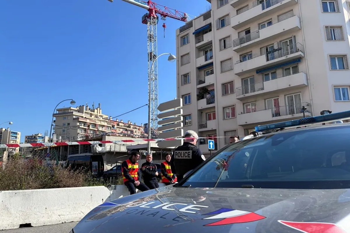 deux femmes retranchees grue pour retrouver logement - copie