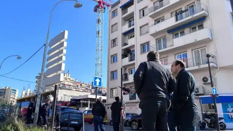 deux femmes retranchees grue pour retrouver logement - copie