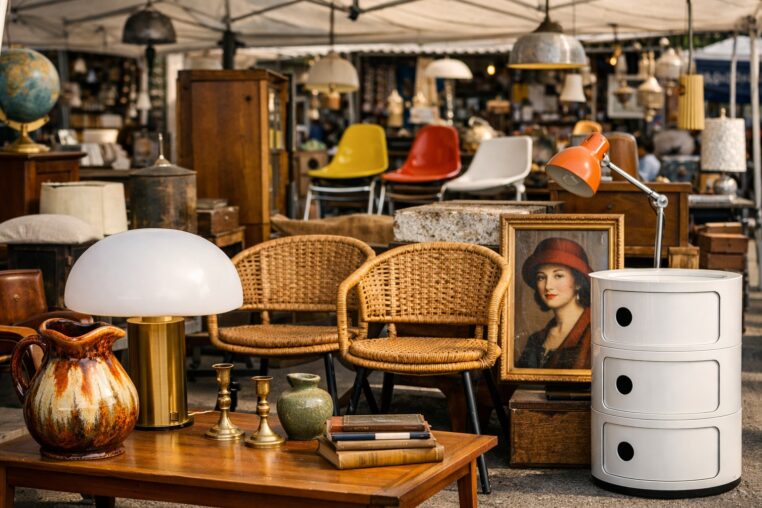 Emmaüs déco vintage avec luminaires rétro, fauteuils en rotin et meuble blanc iconique dans une scène de chine.