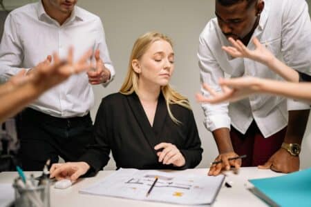 Une femme harcelée au travail