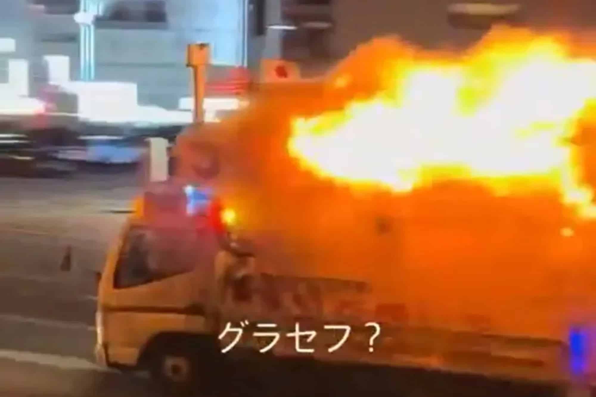 Un foodtruck en feu sur les routes japonaises