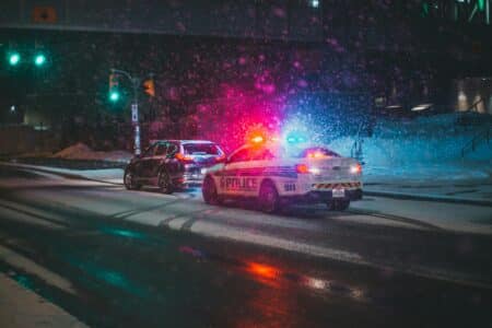 Un garçonnet malade fait un tour avec la police