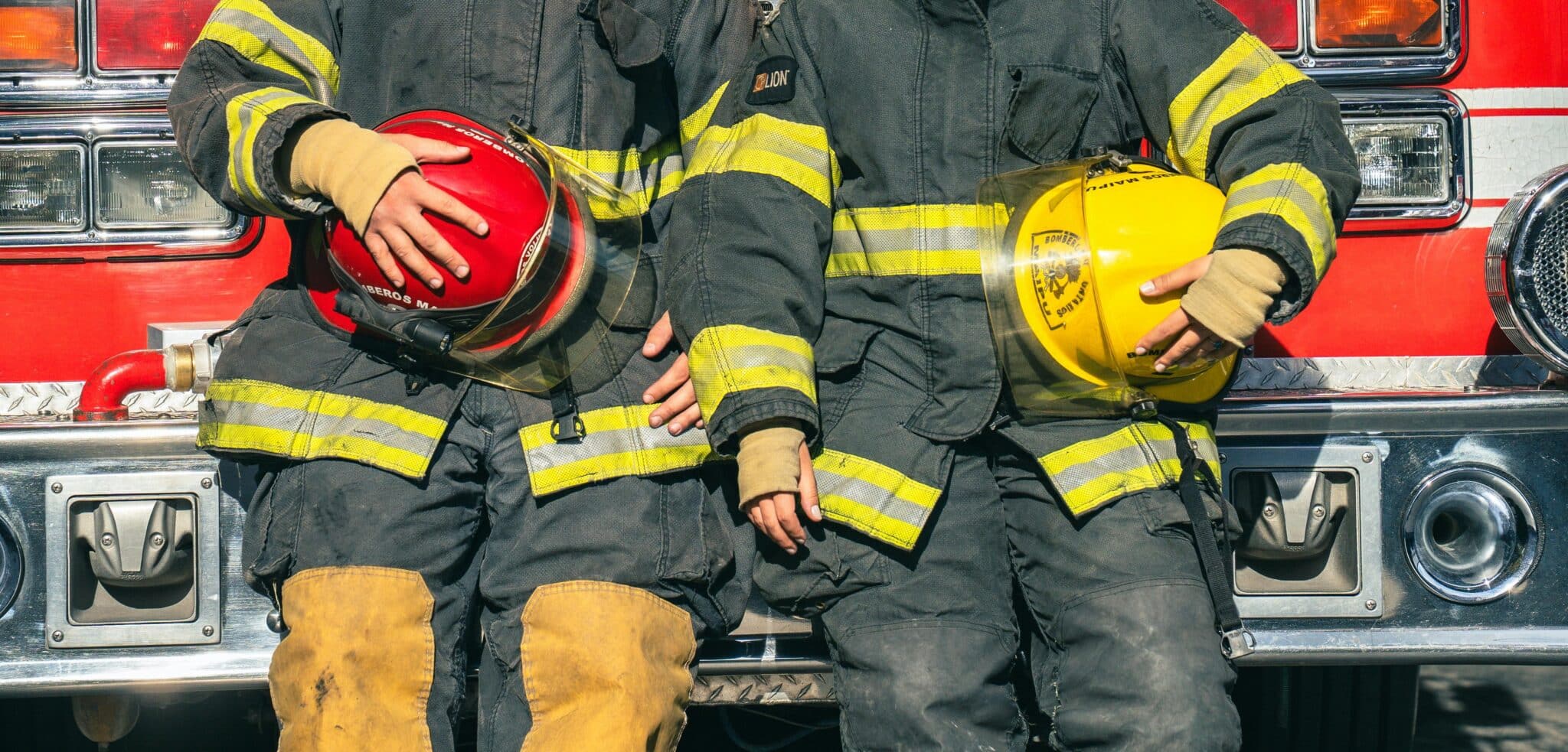 Un homme coincé dans un conteneur de vêtements