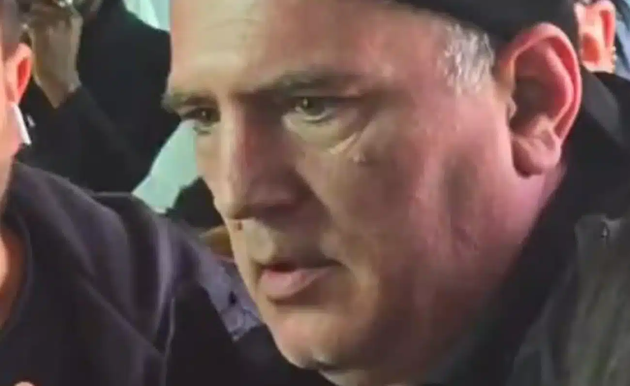 Un homme photgraphie une femme à son insu