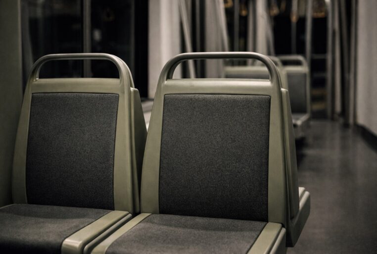 Intérieur de tramway sobre avec deux sièges au premier plan