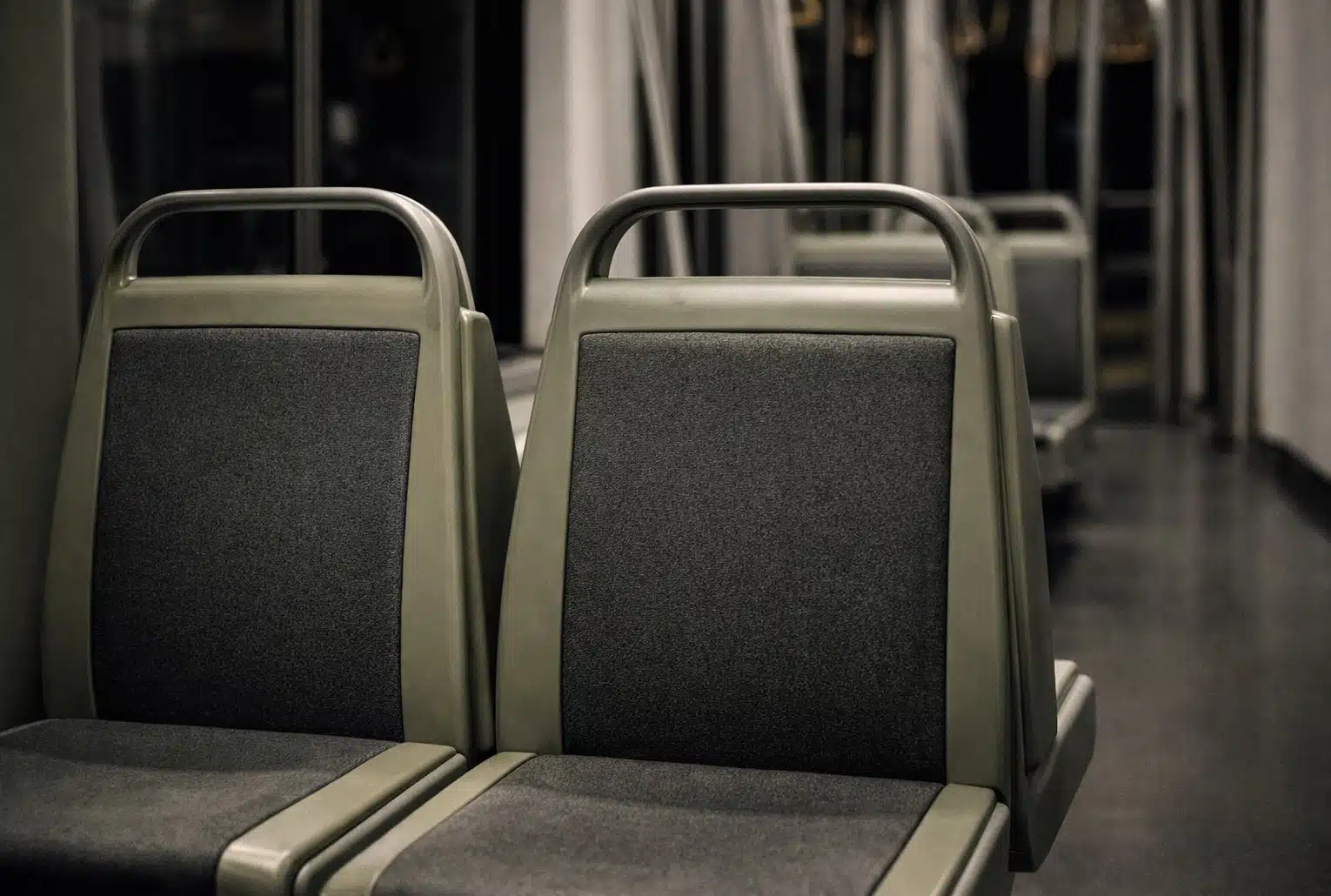 Intérieur de tramway sobre avec deux sièges au premier plan