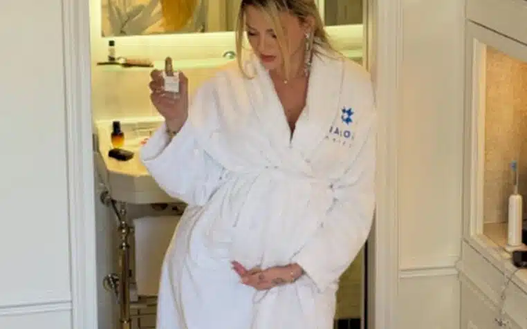 Kelly Vedovelli enceinte en peignoir à l’hôtel, une parenthèse bien-être pendant sa grossesse