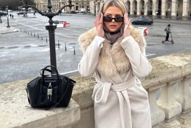 Kelly Vedovelli à Paris avec un manteau clair à col en fourrure et des lunettes noires