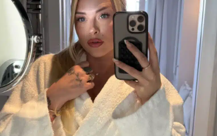 Selfie de Kelly Vedovelli en peignoir pendant son séjour bien-être à l’hôtel