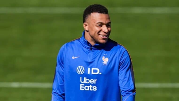 kylian mbappé marque un panier de basket - copie