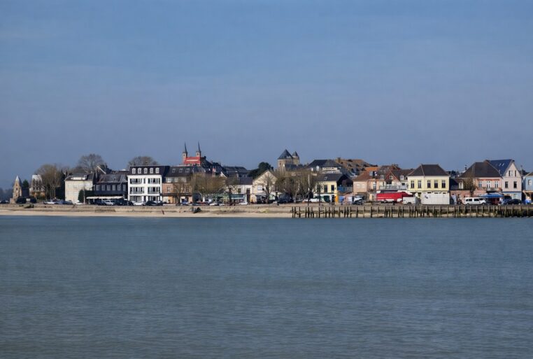 Le Crotoy dans la baie de Somme, village de pêcheurs tourné vers un horizon de pleine lumière