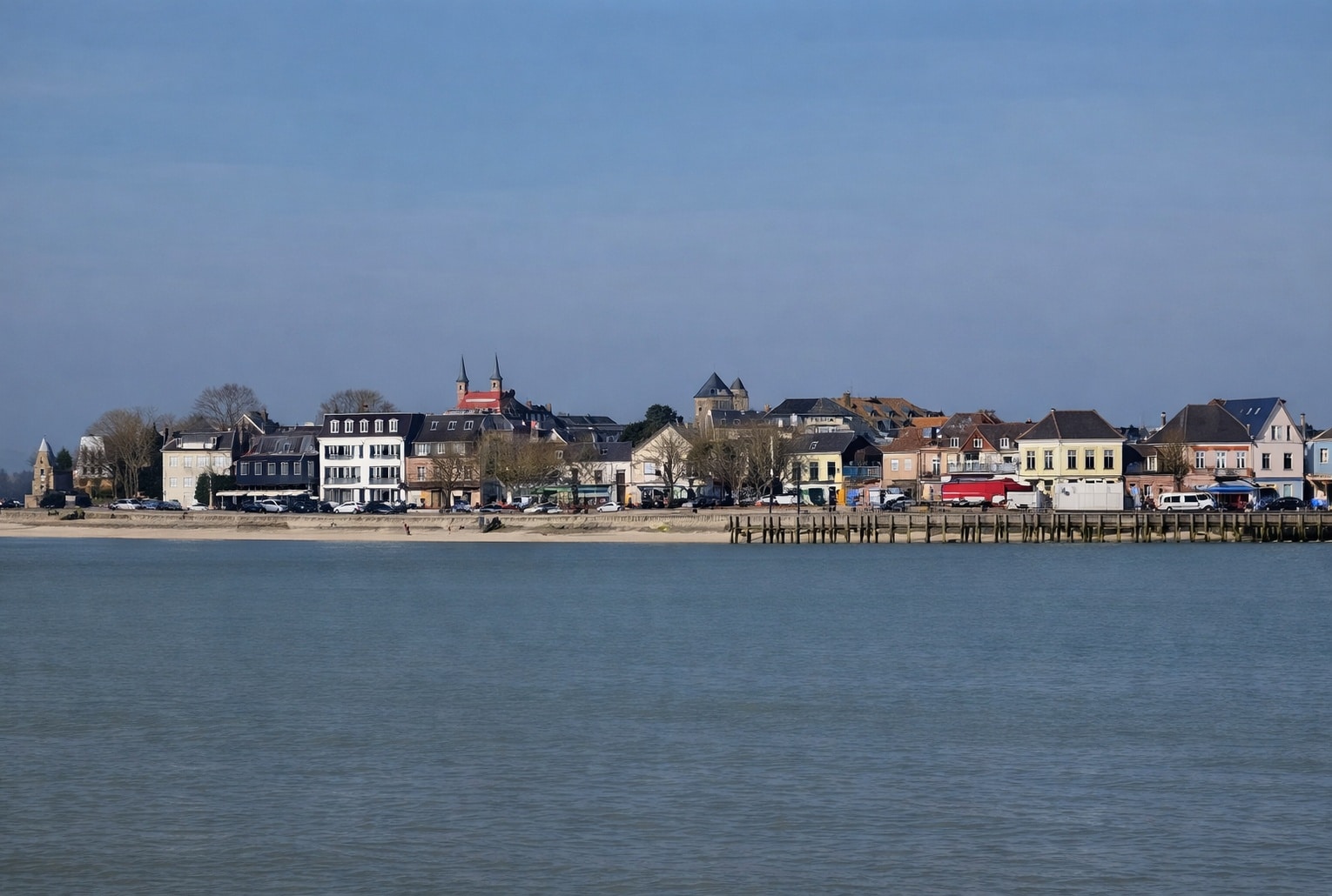 Le Crotoy dans la baie de Somme, village de pêcheurs tourné vers un horizon de pleine lumière