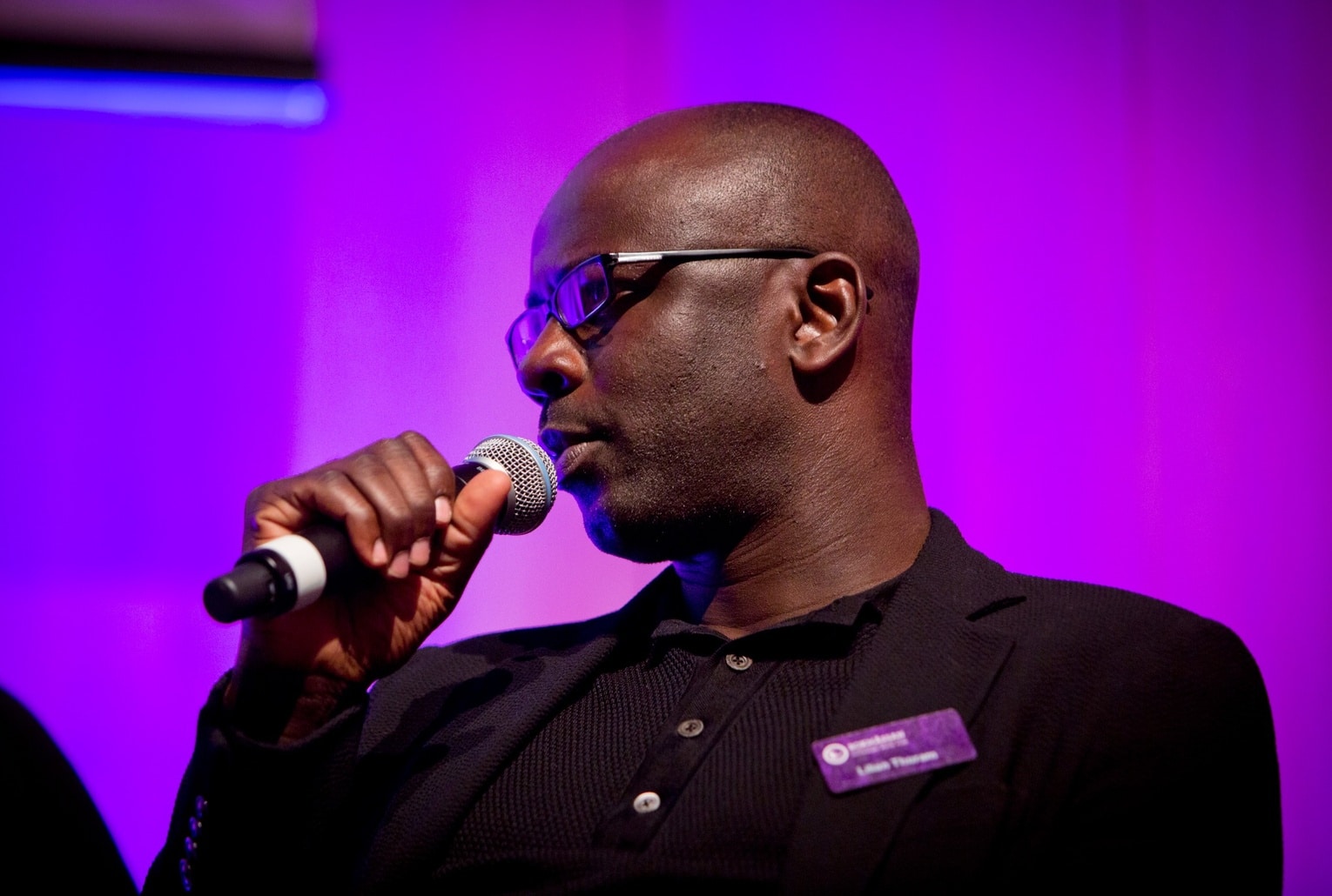 Lilian Thuram prend la parole au micro lors d’un événement public.