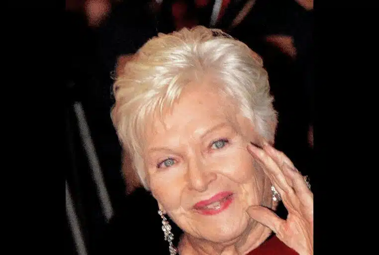 Line Renaud adresse un message personnel depuis sa maison de Rueil-Malmaison pour le Sidaction.