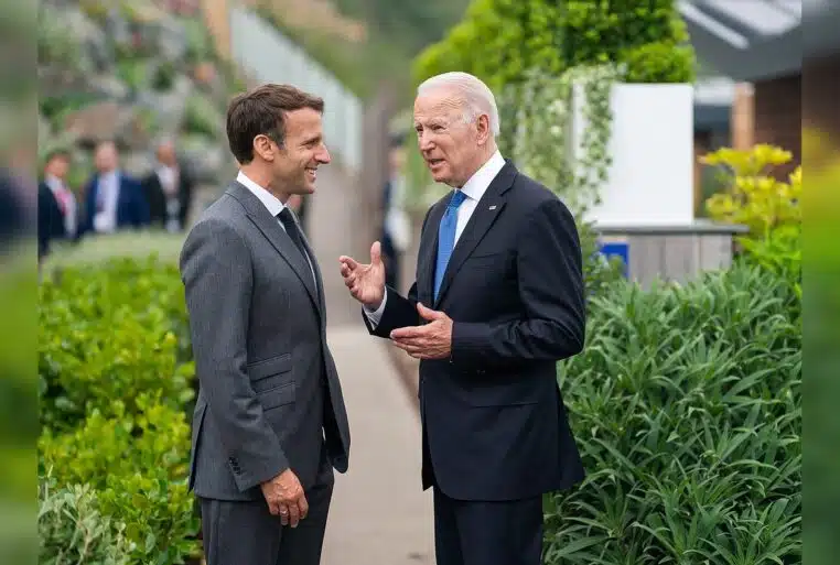 Emmanuel Macron en costume échange avec Joe Biden en extérieur lors du G7 (11 juin 2021).