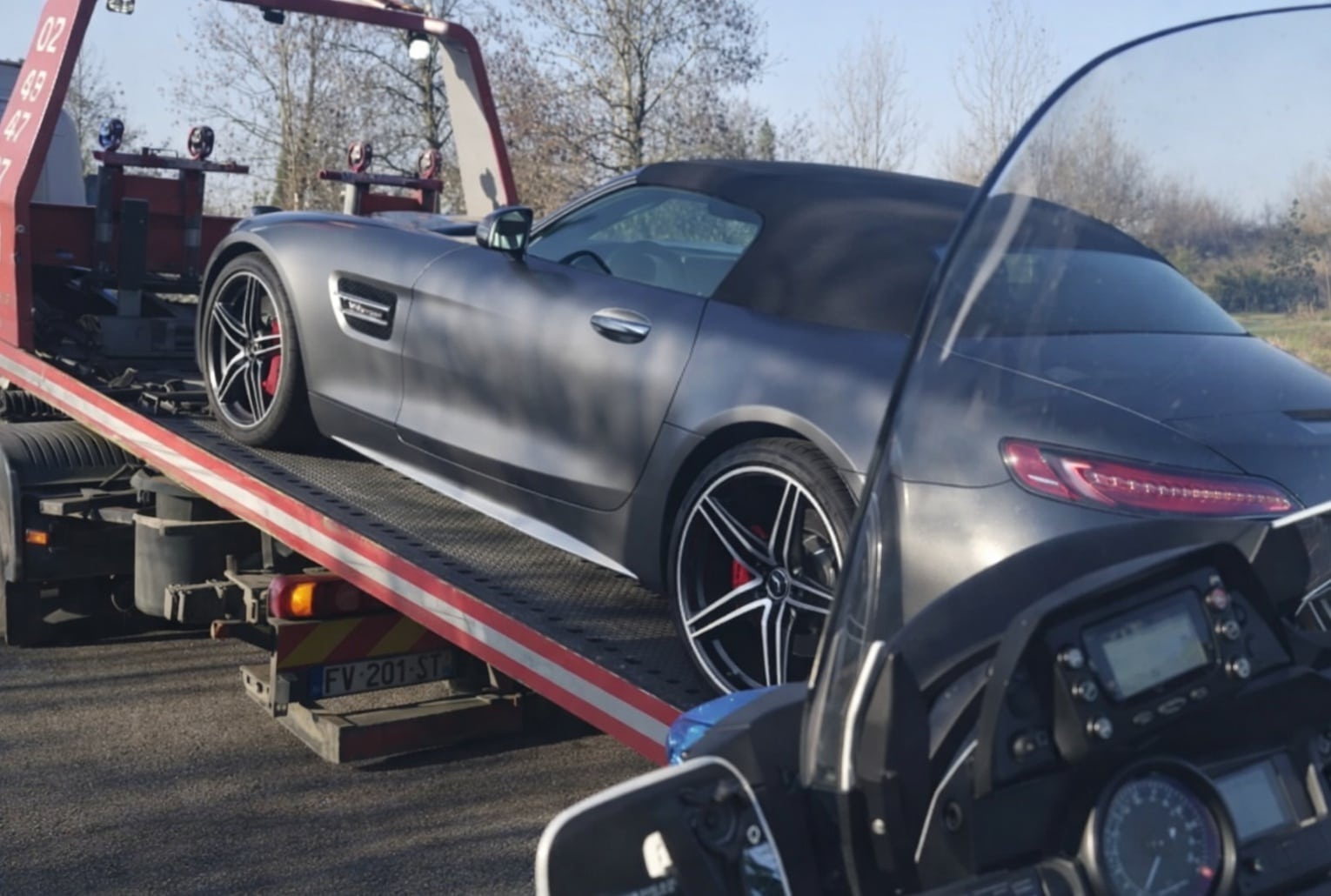 Mercedes grise remorquée sur un camion plateau après un contrôle routier en Indre-et-Loire
