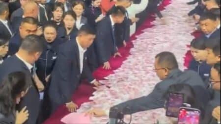 Un patron distribue millions de yuans à ses employés